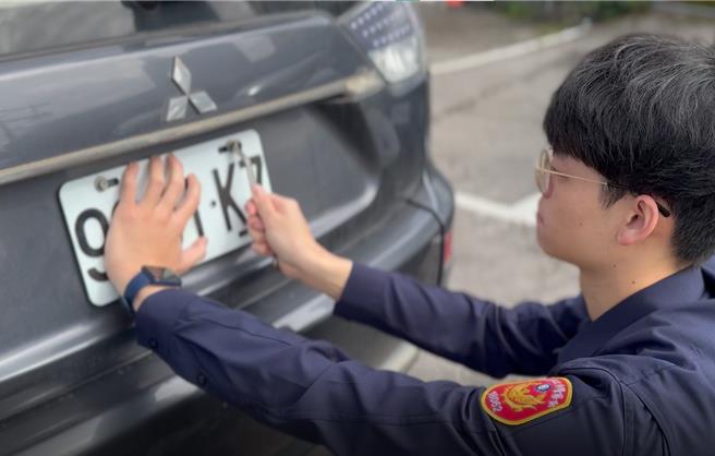 警方吊扣違規車輛車牌。（新北市交通警察大隊提供）