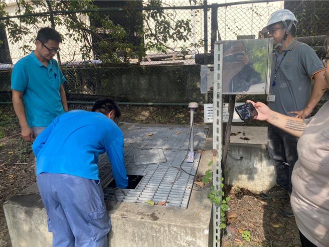 台南市政府經發局會同相關人員在柳科園區做水質採樣。（台南市政府經發局提供／張毓翎台南傳真）