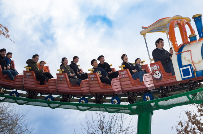 巴西一名女子搭乘儿童云霄飞车时，惨遭甩飞、跌落在轨道上，导致肋骨骨折、头部受伤。（示意图：Shutterstock／达志）