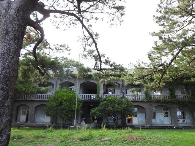 前身为「花莲港陆军兵事部」办公室的松园别馆，经花莲县政府修復后委由厂商进驻营运，不过受大环境影响，加上0403花莲强震及凯米颱风重创花莲观光，参观园区人潮每况愈下，业者忍痛决定园区将营运至8月底，9月初闭园撤场。（罗亦晽摄）