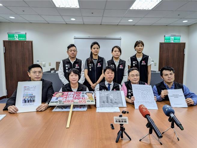 基隆市議會民進黨團21日上午召開記者會，痛批謝市府預算執行率低落。（張志康攝）