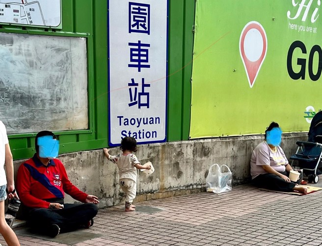 女子近日在桃园车站目击，一对夫妻带着一名幼儿乞讨，幼儿还打赤脚，让她担忧小孩处境。（图／网友授权提供）