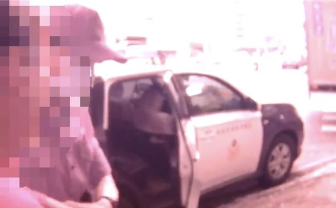 警方將盧姓女子帶回派出所調查。 （翻攝照片／洪靖宜高雄傳真）