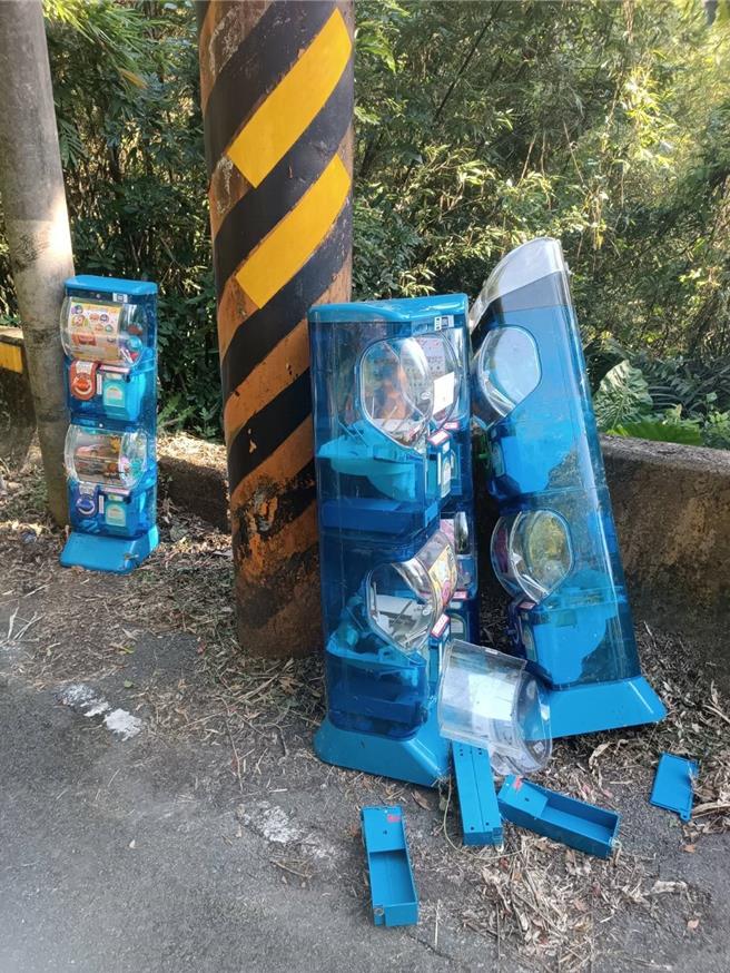 3嫌破獲扭蛋機發現裡面沒錢後，將機器棄置於內湖山區。（翻攝照片／林郁平台北傳真））