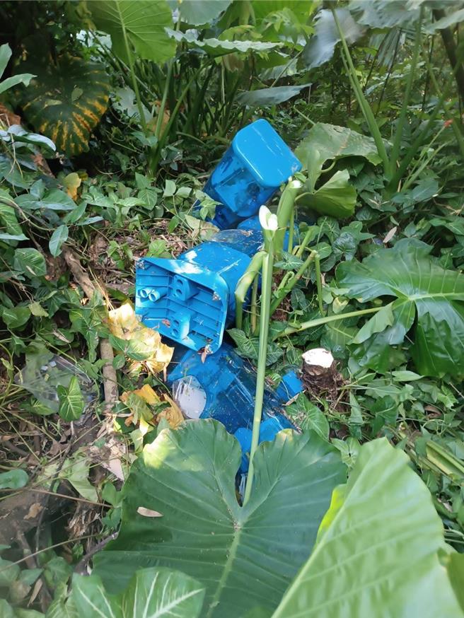 3嫌破獲扭蛋機發現裡面沒錢後，將機器棄置於內湖山區。（翻攝照片／林郁平台北傳真））