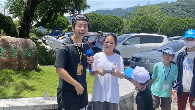 台灣之心文化藝術基金會與立委馬文君國會辦公室在暑期舉行無人機體驗活動，學員在教練指導下操作無人機。（楊靜茹攝）