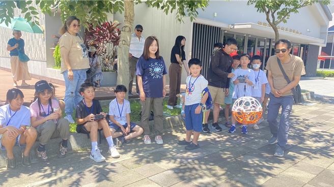 立委馬文君舉行無人機體驗課程，讓孩子有比較多的機會去體驗無人機新興科技。（楊靜茹攝）