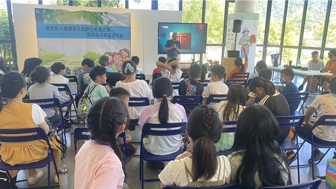 馬文君邀請退伍空軍少校邱世卿擔任講師，以淺顯易懂的方式，介紹無人機、空氣動力學等知識。（楊靜茹攝）