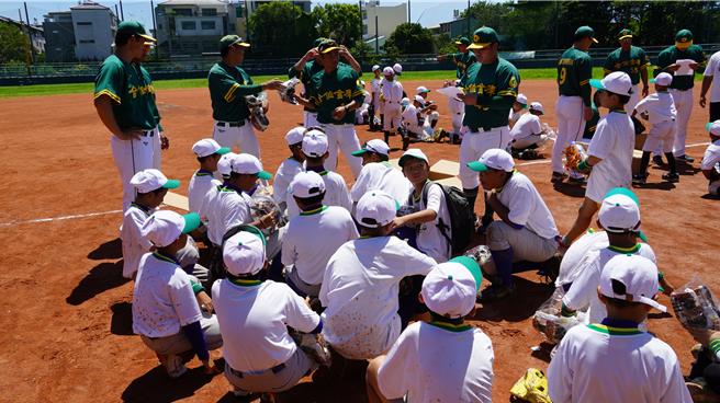 夏令營學童們對於能近距離接近球星，感到無比興奮。（寶智華攝）