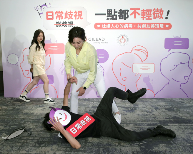 台湾吉立亚医药携手中华卫生心理协会，21日共同发布「日常歧视应对指南」及趣味互动线上游戏，邀请巴黎奥运柔道国手连珍羚（中）、射击国手吴佳颖（后）分别以柔道、射击对付象徵「日常歧视的人心病毒」，呼吁大眾重视日常歧视的影响、提升全民心理健康。（黄世麒摄）