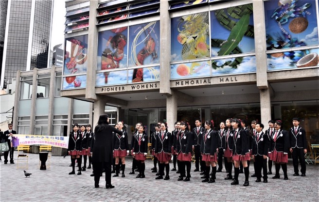 少年合唱团于纽西兰进行快闪表演。(照片/新北市政府教育局提供)