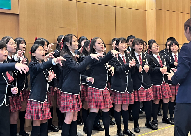 新北少年合唱团以生动俏皮的肢体动作表情及美妙歌声献唱猫仔Cat。(照片/新北市政府教育局提供)