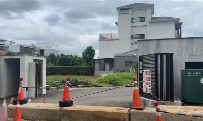 桃园龙潭高级社区大门外因地主与建商纠纷，竟盖石墩挡住社区大门出入口。(民眾提供／吕筱蝉桃园传真)