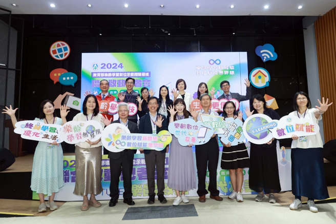 5個數位示範體驗場域及團隊合照。(照片/教育部提供)