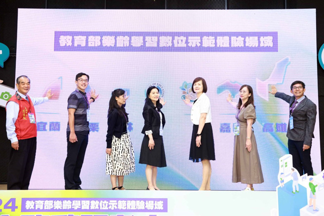 「樂齡學習數位示範體驗場域聯合啟動典禮暨記者會」啟動儀式。(照片/教育部提供)