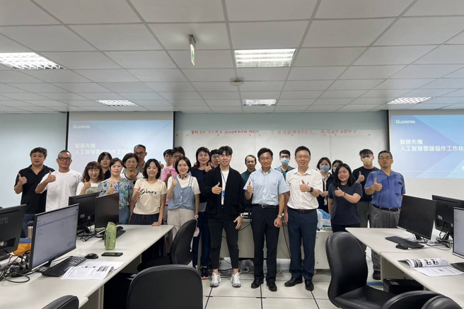 智勝先機人工智慧雲端協作坊學員與麗臺科技周世偉總經理合影。(照片/國立臺灣師範大學提供)