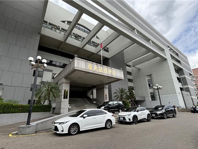 张姓员警利用警方「智慧型车行纪录查询系统」协助友人查找车迹，遭台中地院依偽造文书等罪判刑。（冯惠宜摄）