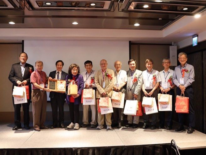 東海大學校友總會與東海大學共同舉辦「2024年中研院院士校友與母校暨校友座談會」，邀請八位中研院士校友，分享各自的專業見解和對未來學術發展的展望。(照片/東海大學提供)