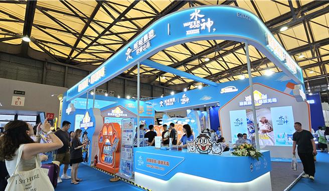 2024年第二十六届亚洲宠物展近日在上海举办，旺旺集团旗下水神也参展，跨足争取「毛小孩」的杀菌清洁商机。（吴泓勋摄）