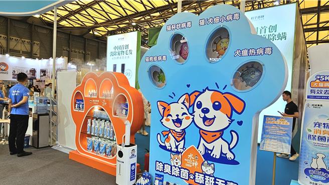 2024年第二十六届亚洲宠物展近日在上海举办，粗估已超过6000亿人民币的宠物经济商机，吸引旺旺旗下水神产品跨足。（吴泓勋摄）