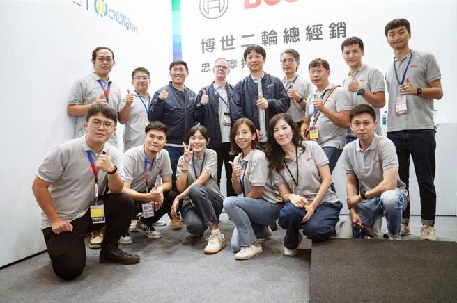台灣Bosch董事長Andreas與忠林摩托總經理鄭銘帶領團隊進軍二輪市場。圖／業者提供