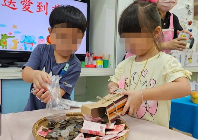 社口附小從17年前開始，每個學期末，孩子們與畢業的學長姐都會將撲滿帶回幼兒園，一起送愛到非洲。（世界展望會提供∕呂妍庭嘉義傳真）