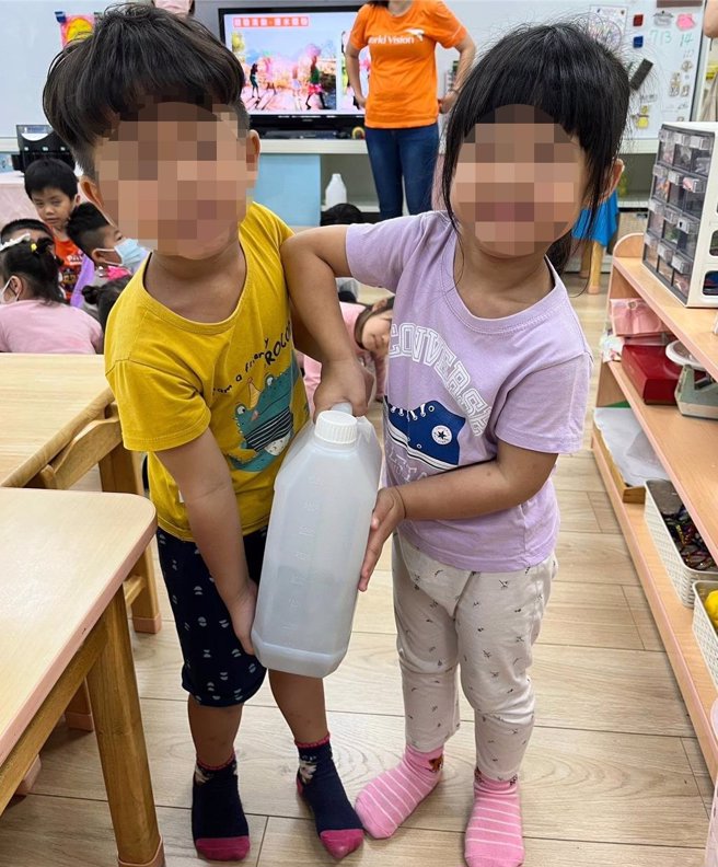 小朋友感受提重水，藉此了解水的取得對國外孩子來說是多麼不容易又辛苦。（世界展望會提供∕呂妍庭嘉義傳真）