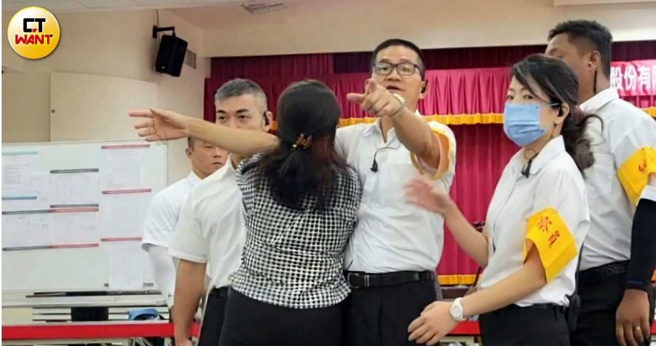 股东以先前改选董事的计票遭法院调查后须重新选举为由，持手机拍摄开票作业加以监督，而遭公司工作人员围堵。（翻摄自周刊王）