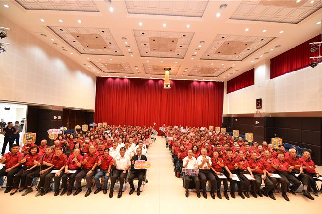 新北市消防局今舉行113年度義消總隊暨所屬大中分隊幹部聯繫會報，現場表揚資深義消。（新北市消防局提供）