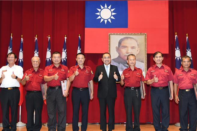 新北市消防局今舉行113年度義消總隊暨所屬大中分隊幹部聯繫會報，現場表揚資深義消。（新北市消防局提供）