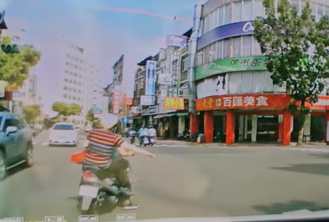 有駕駛日前遇到1輛雙載機車，其後座的女乘客直接揮手要求讓道。（圖／翻攝自臉書爆怨公社）