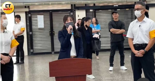 投保代表两度发言，对于投票表决「全面禁止」特定的三名董事、独董接触公司业务财务文件等权利，表示不符公司法，请股临会主席再次思考、谨慎、妥适行事；但未获主席说明。（翻摄自周刊王）