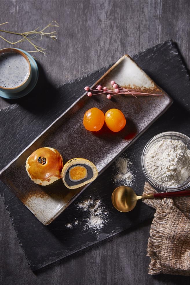 大葉高島屋推「芝初8倍細黑芝麻Q潤蛋黃酥禮盒」，699元。（大葉高島屋提供／朱世凱台北傳真）