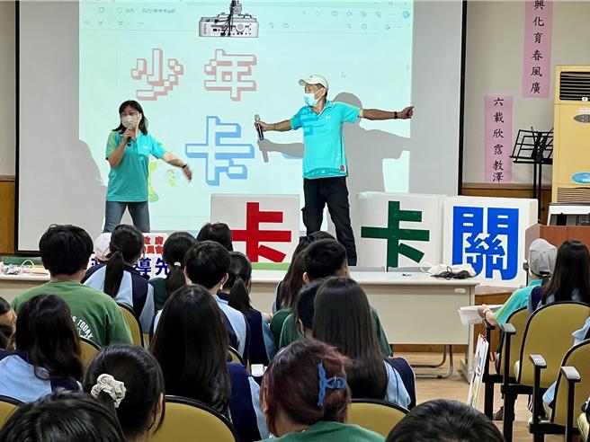 屏东县警局少年队志工团以短剧「少年卡卡」走进校园宣导。（屏东县警局提供／罗琦文屏东传真）