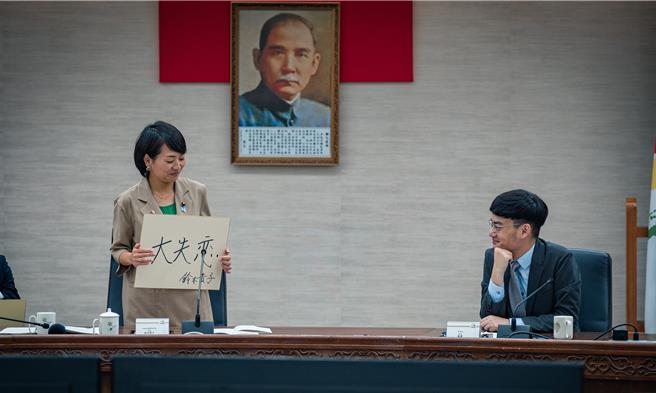 日本自民黨青年局海外研修團於19日抵達台灣，啟動為期5天的訪台行程。局長鈴木貴子也在與青年分享時，建議「在20歲之前，體驗一場刻骨銘心的失戀。」（北市青年局提供／丁上程台北傳真）