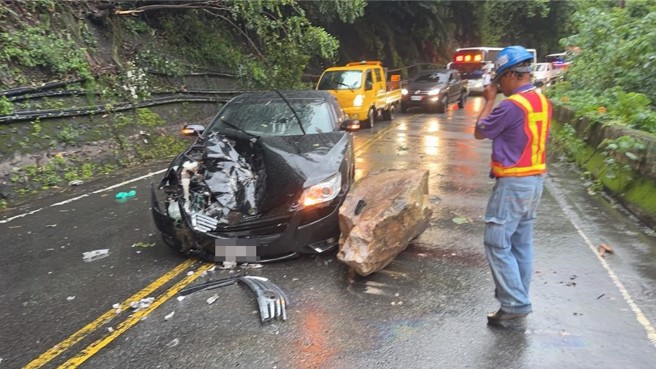 邱男車輛遭砸毀。（民眾提供／李京昇台中傳真）