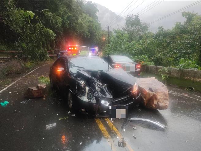 落石砸中車輛引擎蓋。（民眾提供／李京昇台中傳真）