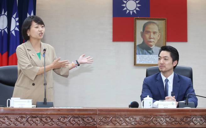 日本自民黨青年局局長鈴木貴子（左）21日率團拜訪北市府，與台北青年分享公共事務經驗，就日本社會、政治、性別意識、青年發展等面向分享見解。市長蔣萬安（右）到場致意。（王英豪攝）