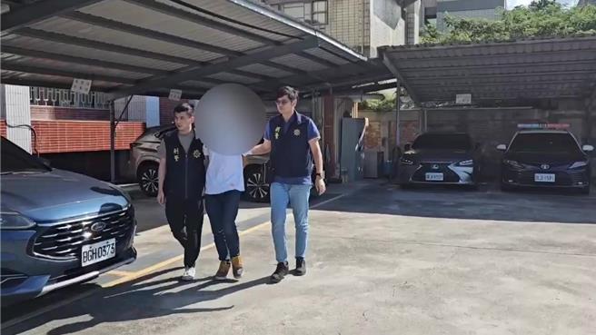 苗栗市林姓女子被擄案，警方21日中午再逮一名林姓嫌犯（中著白衣者）。（讀者提供／謝明俊苗栗傳真）