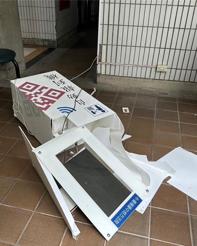 台中地方法院20日發生一起毀損公物案，黃女多次使用自動報到機失敗，怒踹、狠摔報到機，導致毀壞不堪使用，台中第一警分局獲報到場將黃帶回管束、強制就醫，並依毀損罪函送偵辦。（警方提供／陳淑芬台中傳真）