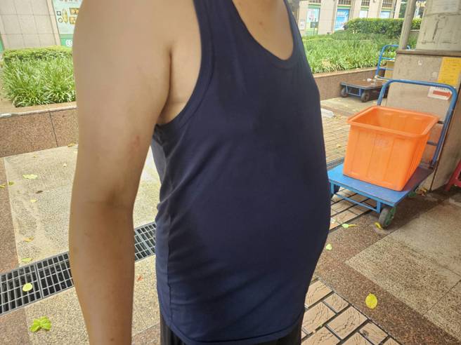 50岁男街友小翁和家人相处不和睦，到北车流浪多年。（记者游定刚拍摄）