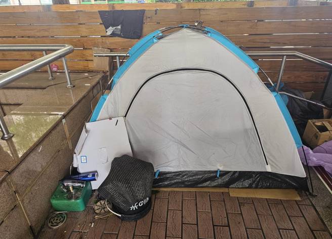 街友小翁平时住在帐篷里。（记者游定刚拍摄）