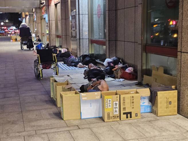 北车周边每晚聚集超过百位街友。（记者游定刚拍摄）