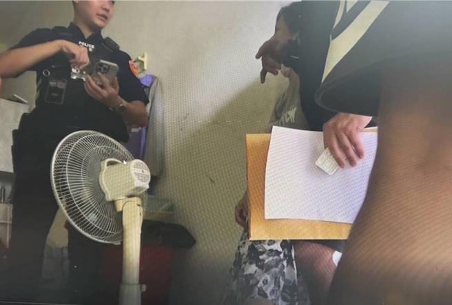 面對警方搜索，陳女及家人質疑且不願配合。（警方提供）