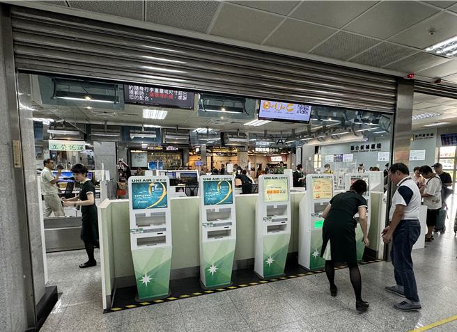 正在立榮航空櫃台辦理劃位的旅客眼見上方鐵門「直直落」嚇得拔腿就跑，還好狀況一下就被排除，未影響到登機時間。(于家麒攝)