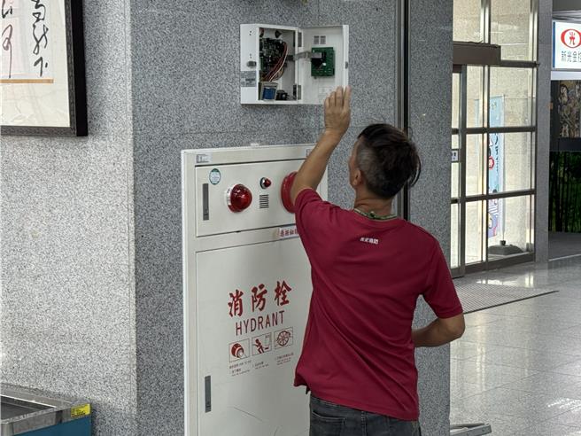 現場工作人員表示，會發生此情況應該是有旅客誤觸消防警鈴才導致鐵捲門同時落下；不過也有可能是機械或系統故障所致，詳細原因還需進一步追查。(于家麒攝)