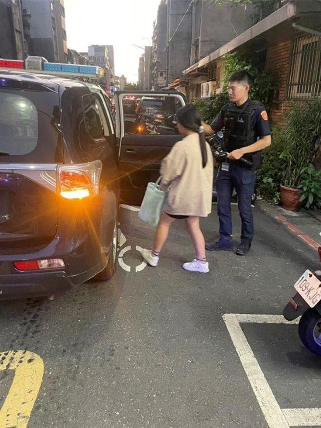 員警到場先安撫女童情緒，再護送她至派出所休息。（翻攝照片／林郁平台北傳真））