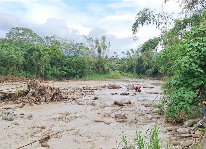消防人员前往救援，架设绳索冒险涉过湍急黄泥水，协力救出钓客。（嘉县消防局提供∕吕妍庭嘉义传真）