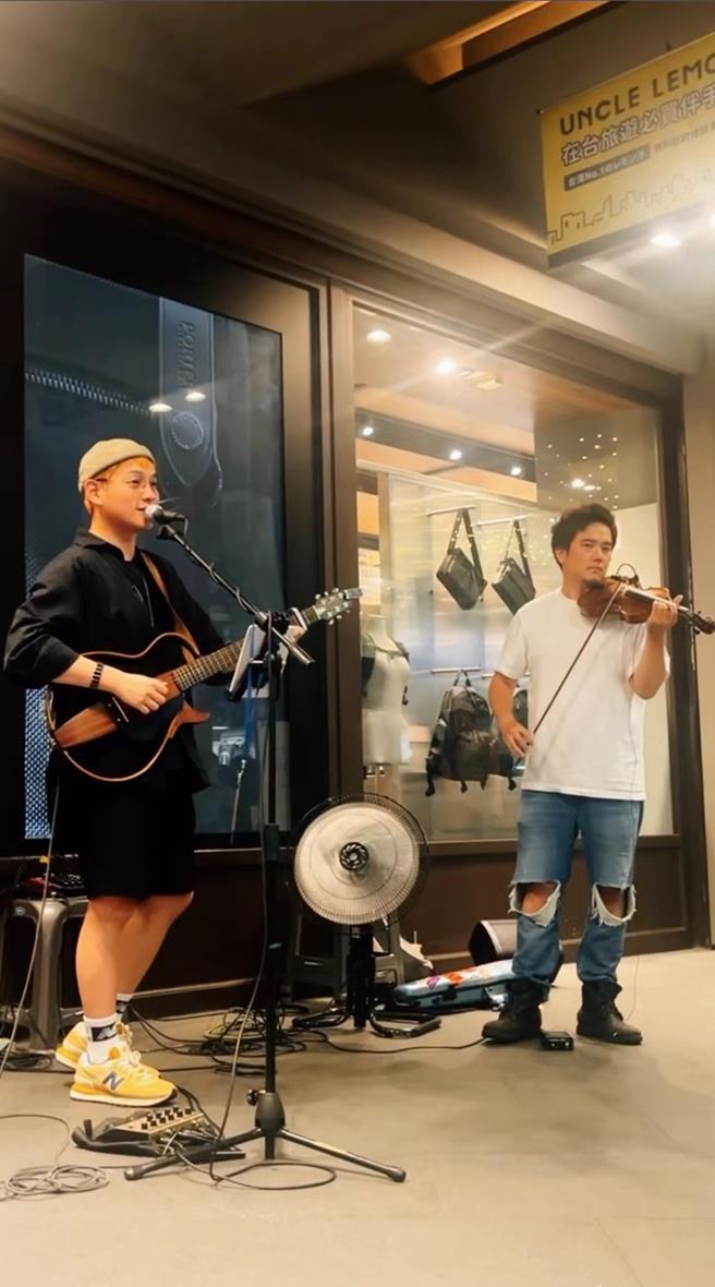 邱振哲日前在西門町快閃演出。（杰思國際娛樂提供）