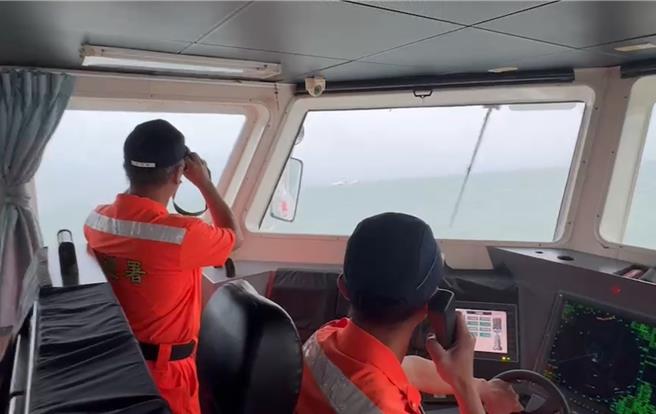 4艘大陸海警船今日2度侵擾金門南方海域，海巡署立即指揮巡防艇4艘應處，全程以中、英文廣播示警、蒐證驅離。(圖／海巡署提供)